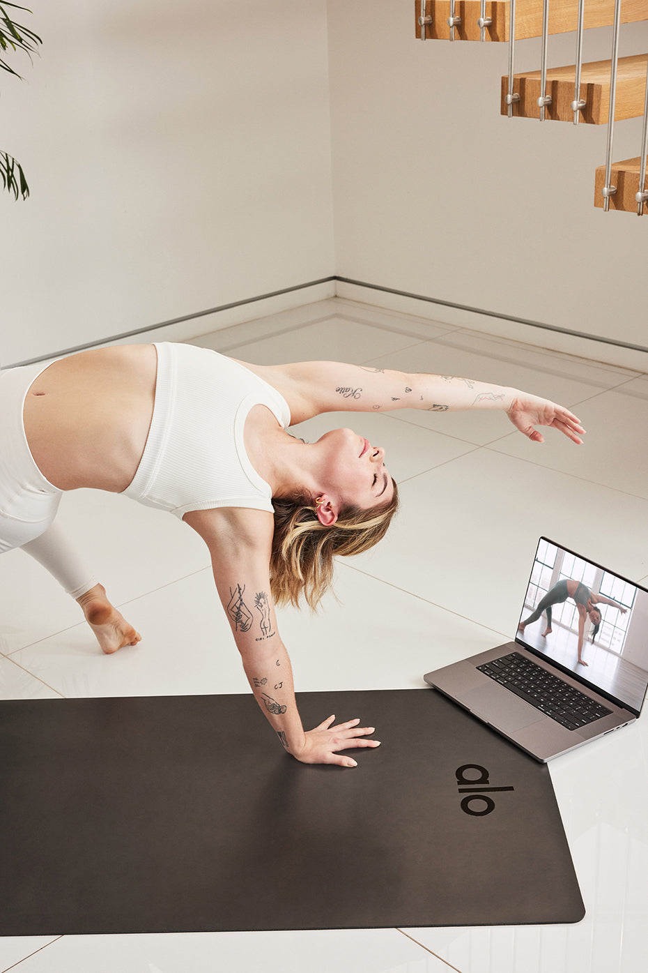 6 Month Alo Moves Membership & Mat Bundle image 2